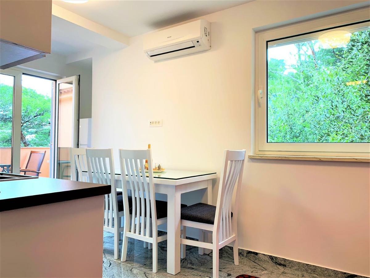 Apartment And Rooms Milak Раб Экстерьер фото